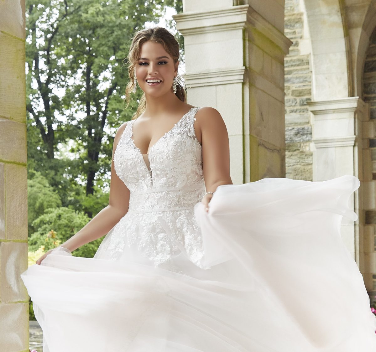 wedding dress shopping for curvy brides