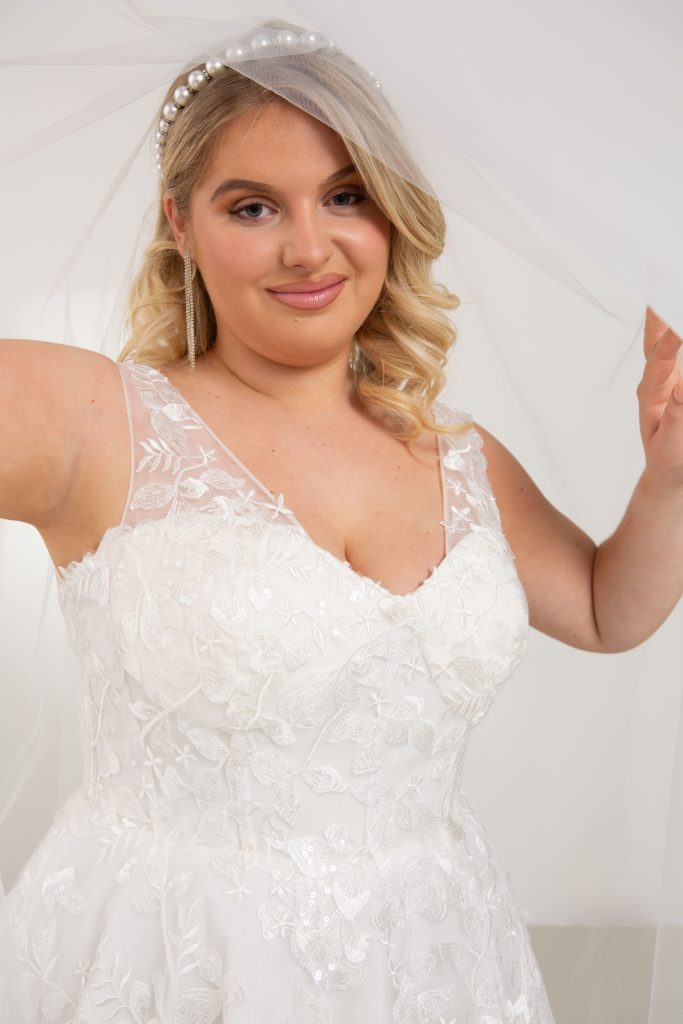 wedding dress shopping for curvy brides