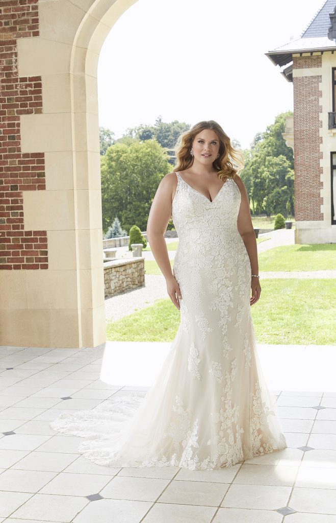 wedding dress shopping for curvy brides