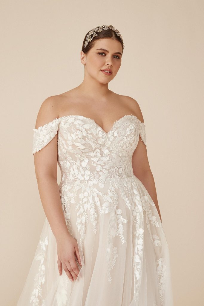 wedding dress shopping for curvy brides